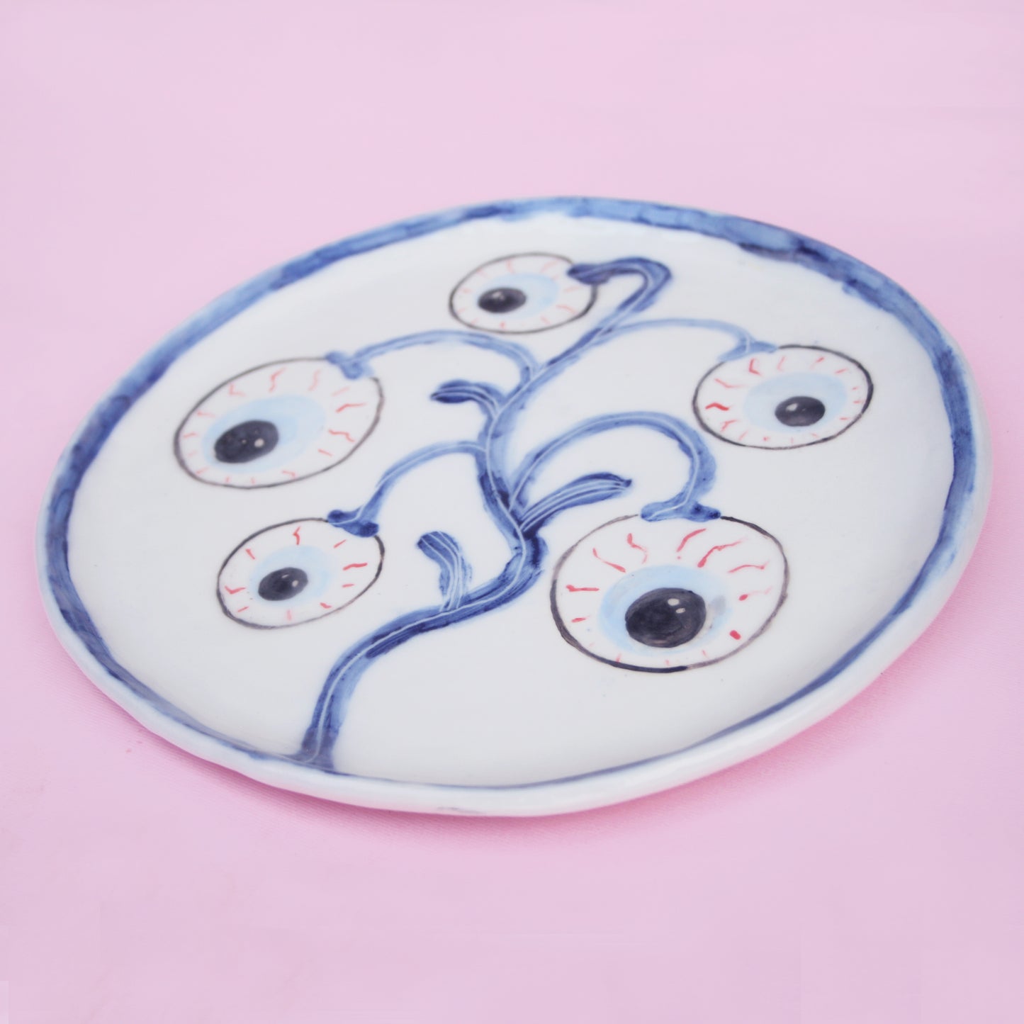 PLATE WITH EYEBALL FLOWER