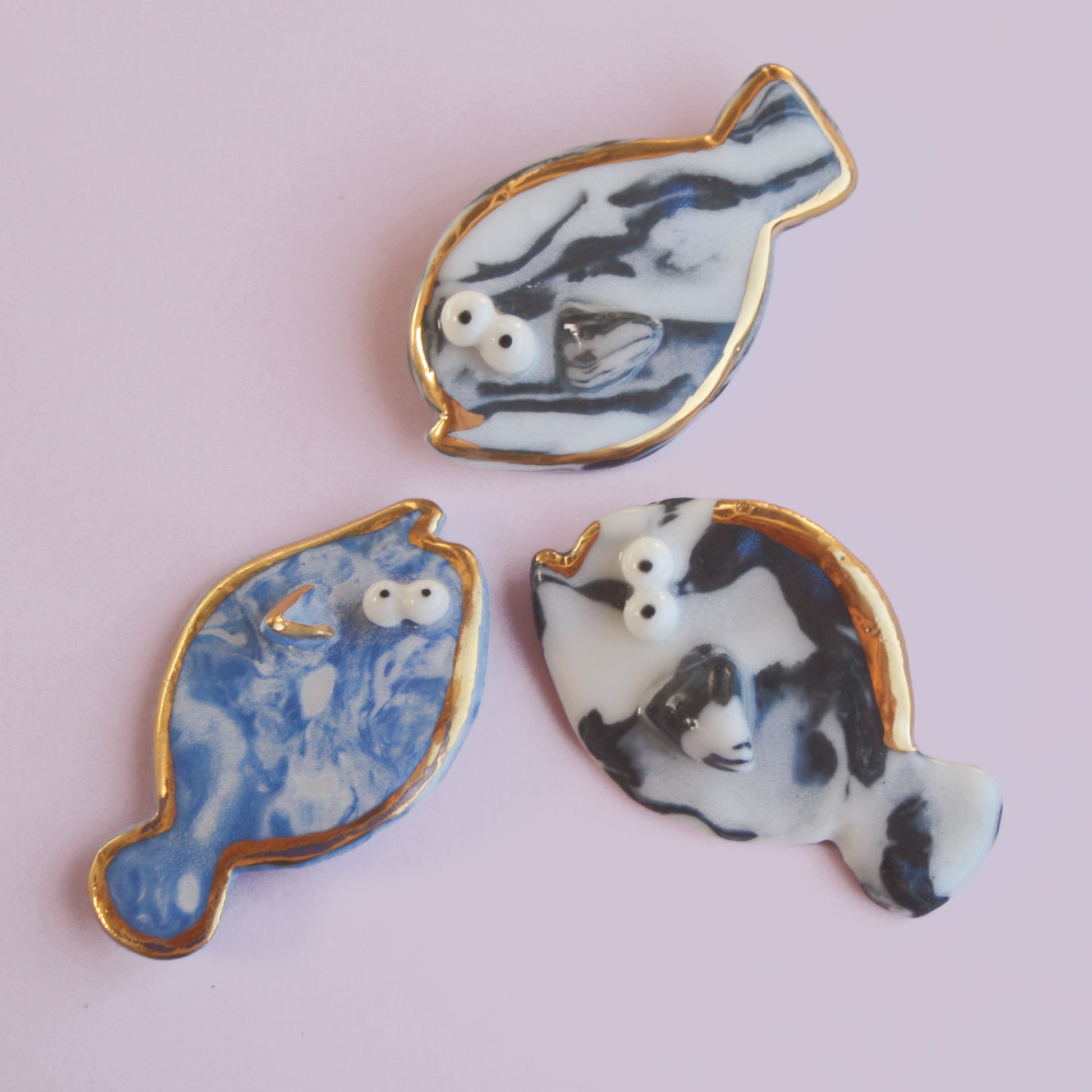 flat fish marbled porcelain brooch goldplated