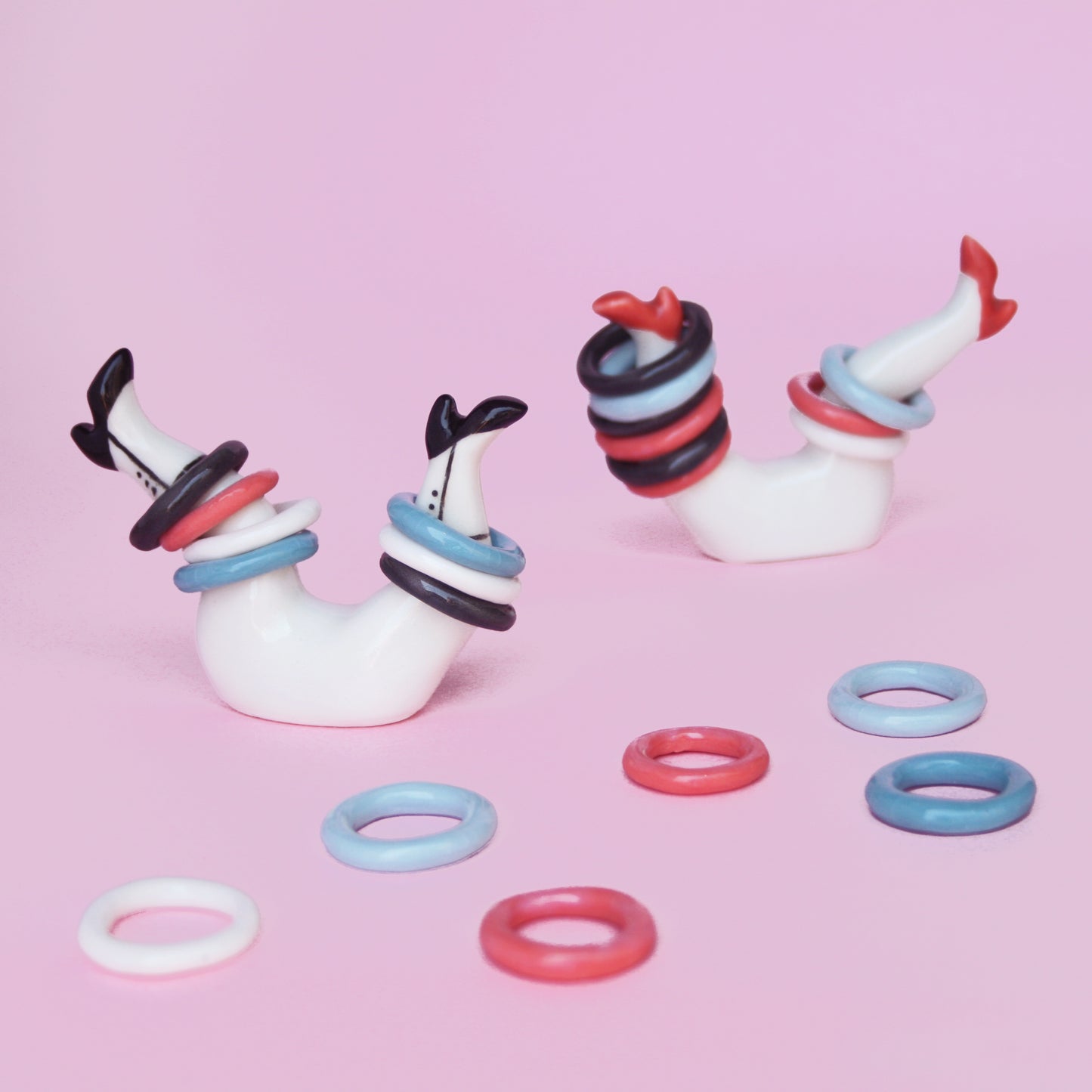 CRAZY LEGS - PORCELAIN RING HOLDER