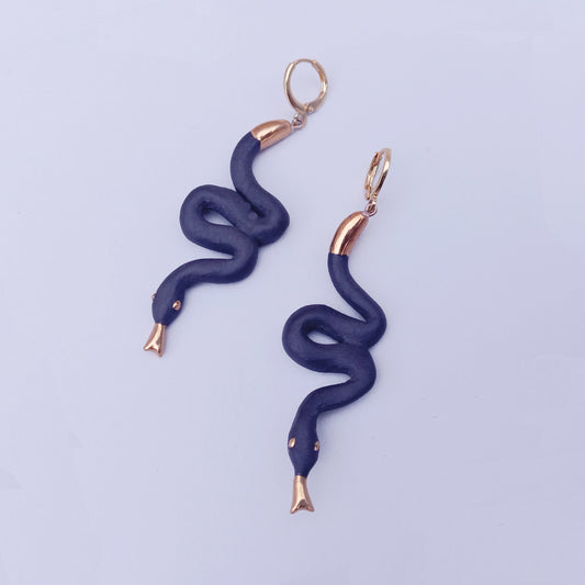 SNAKE DANGLE EARRINGS / BLACK